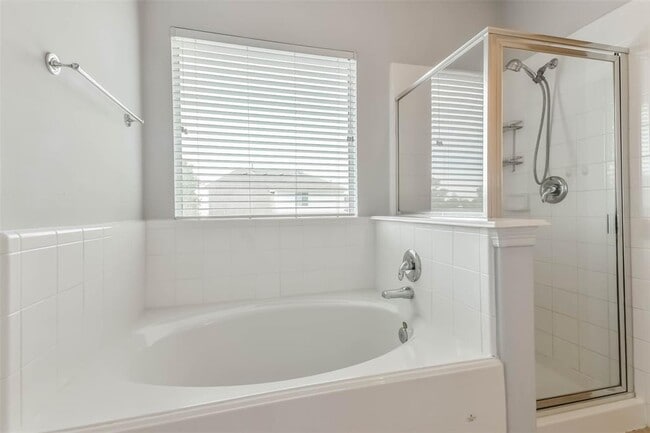 Building Photo - 2212 Highland Crossing Dr