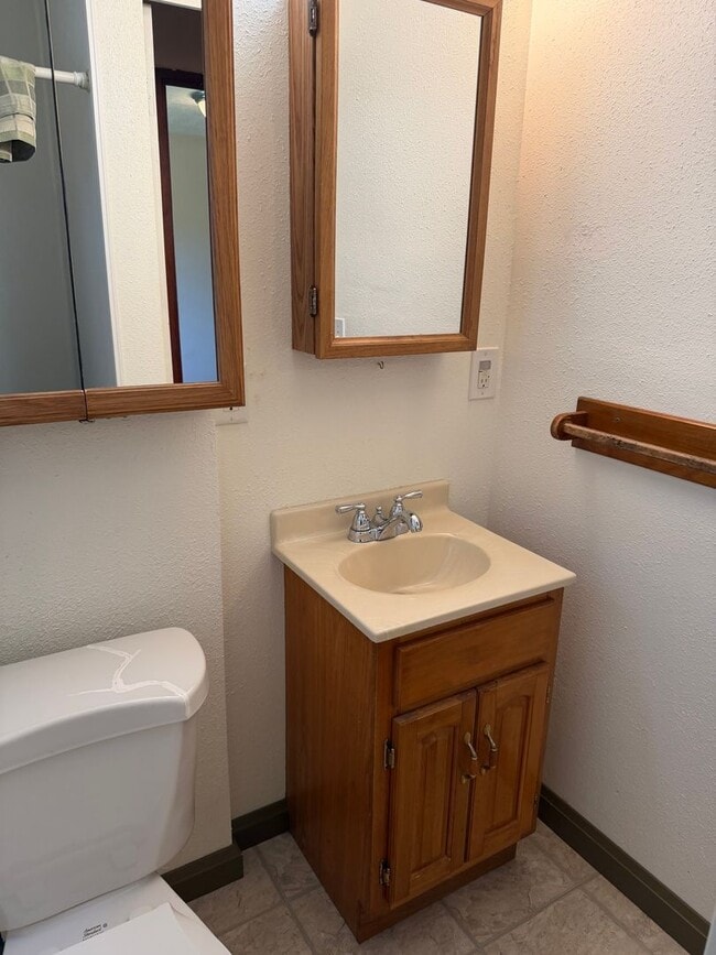 Building Photo - 1 bedroom, 1 bath duplex in Springfield!