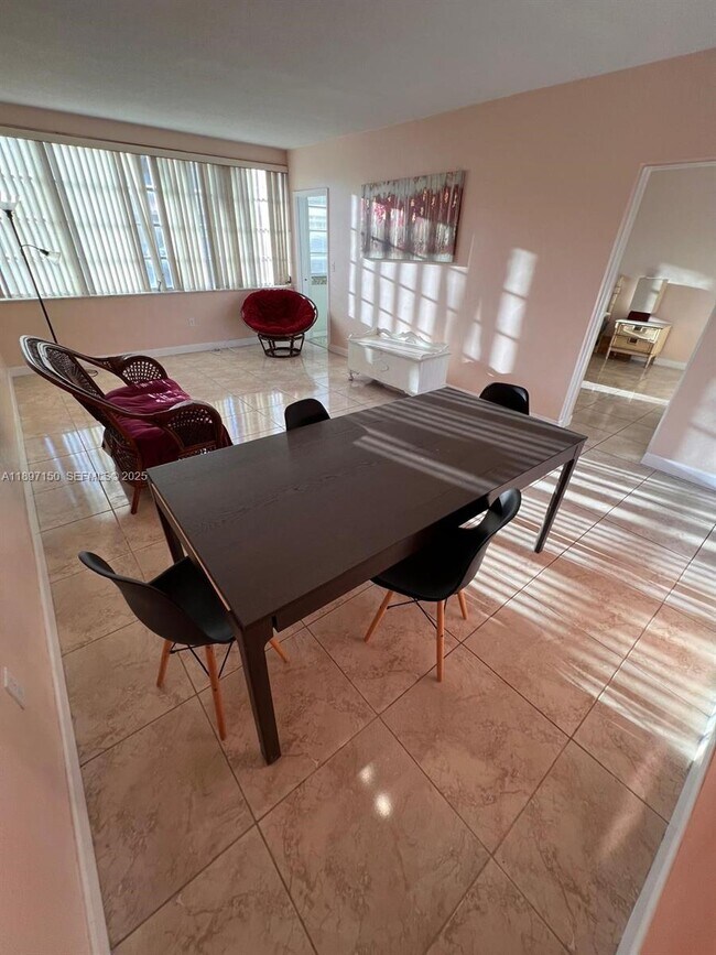 Building Photo - 1591 NE Miami Gardens Dr