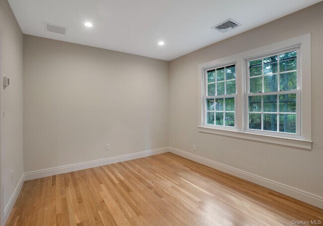 Building Photo - 6 Fox Ridge Rd