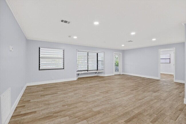 Building Photo - 725 Heron Dr