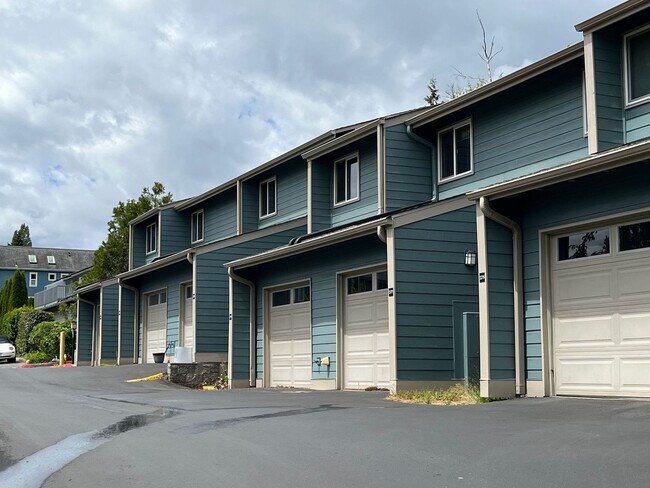 Primary Photo - 3 bed 2 bath townhouse in Winslow Park!