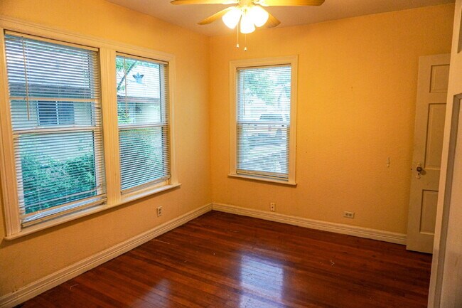 Building Photo - 3br / 2ba house in Woodlawn terrace, close...