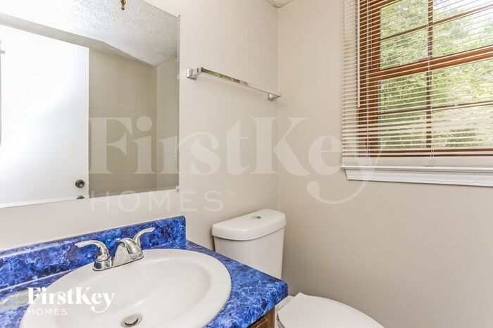Building Photo - 2508 Highland Dr SE