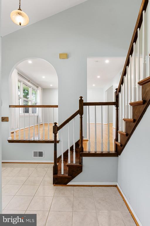 Building Photo - 18 Lakeview Dr