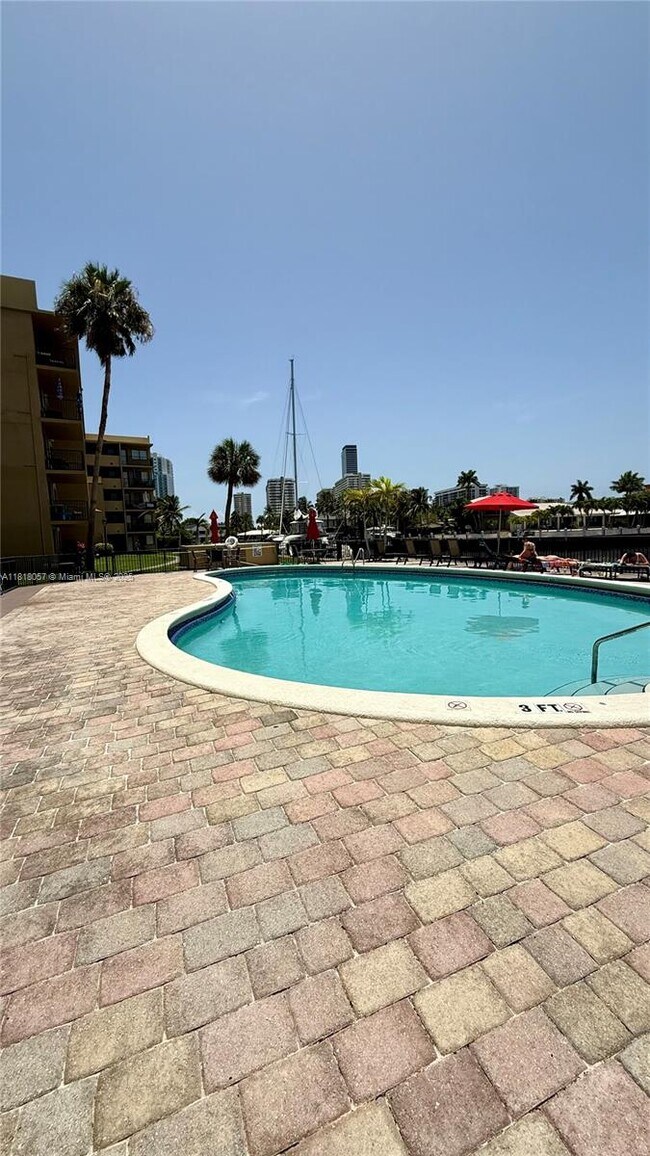 Building Photo - 301 Golden Isles Dr
