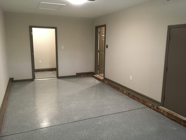 Building Photo - 6701 Pine Ridge Dr