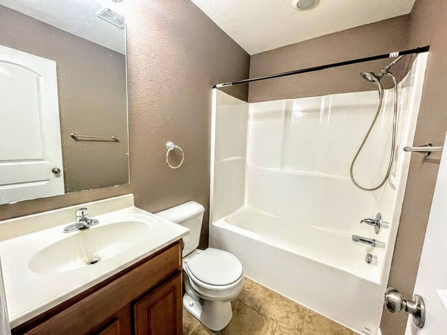 Building Photo - Home near FLW!