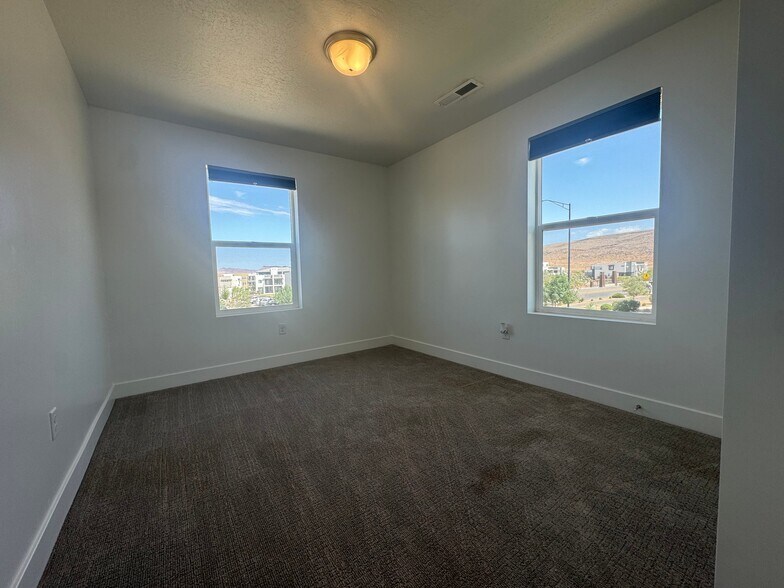 Building Photo - 662 Rosa Ln