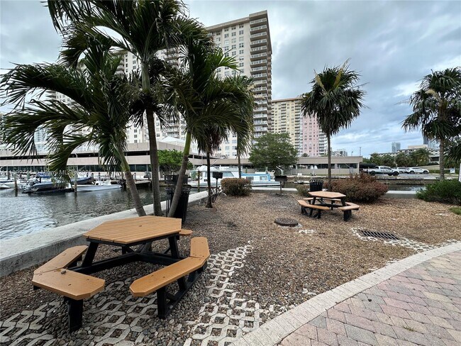 Building Photo - 17150 N Bay Rd