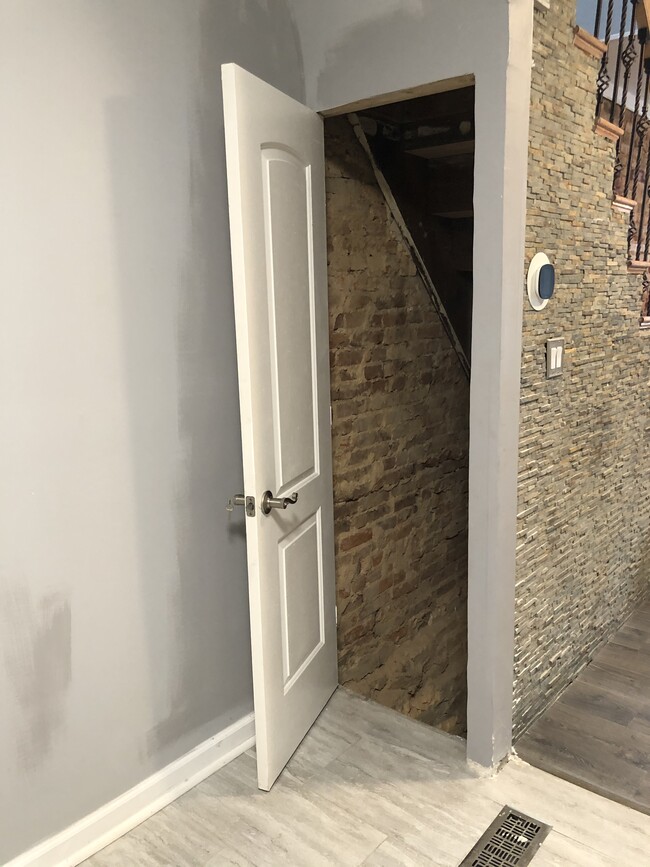 Building Photo - 405 S Vincent St