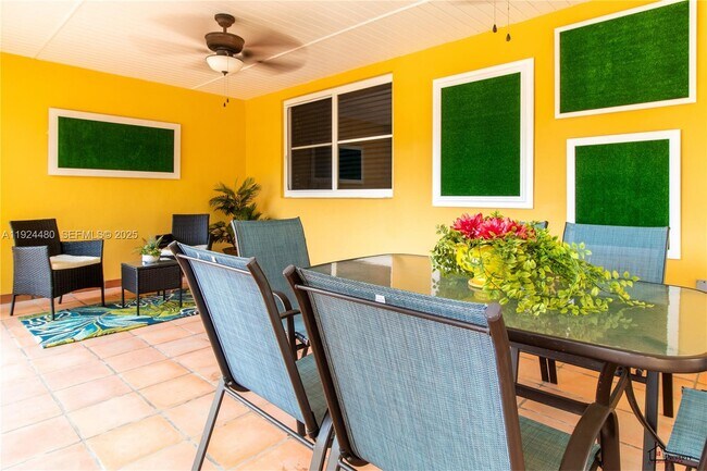 Building Photo - 985 SW 10th St