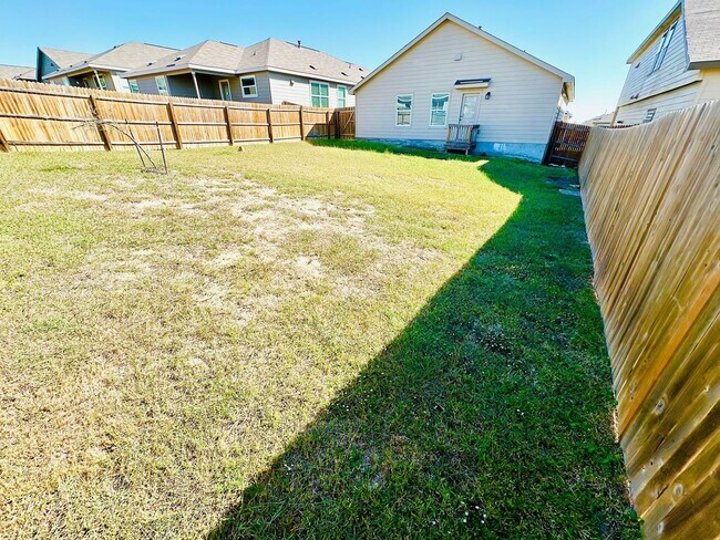 Building Photo - Charming 3-Bedroom, 2.5-Bath Home in the d...