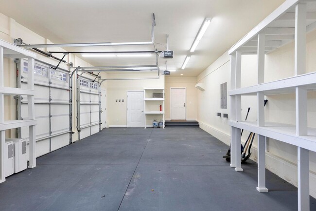 Building Photo - Fully furnished 1 bedroom 1 bath in fenced...