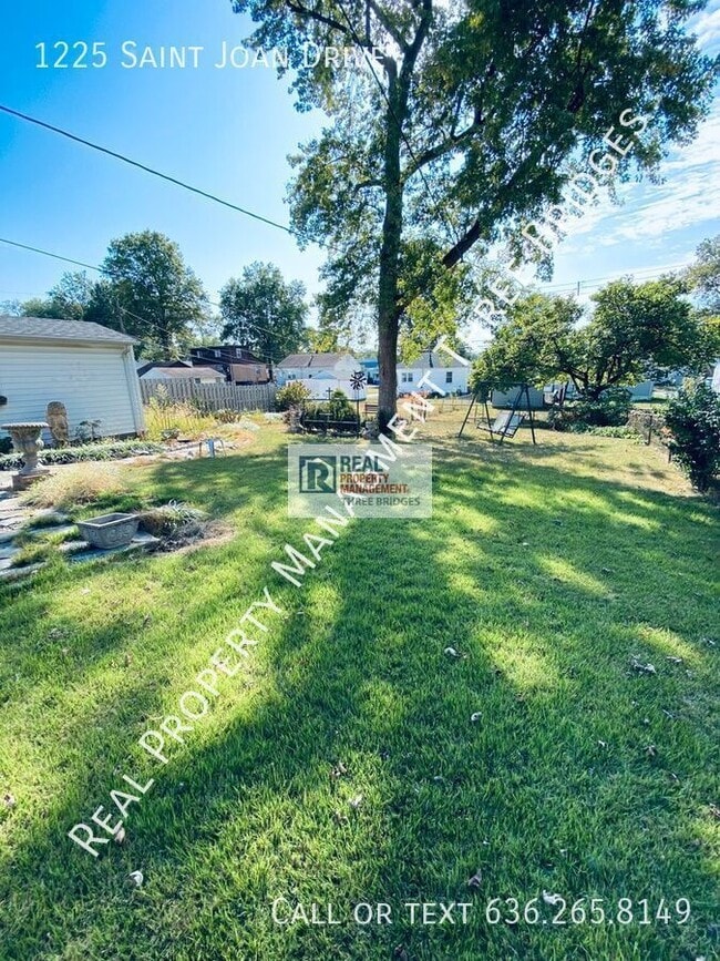 Building Photo - 1225 St Joan Dr