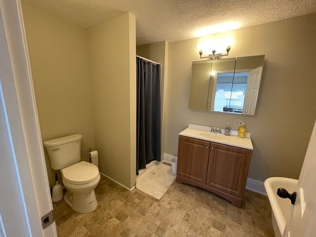 Building Photo - Downtown Crawfordsville Home