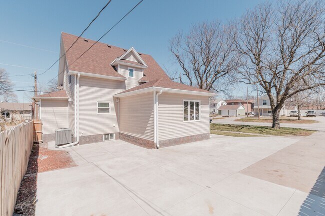 Building Photo - 1529 S 9th St