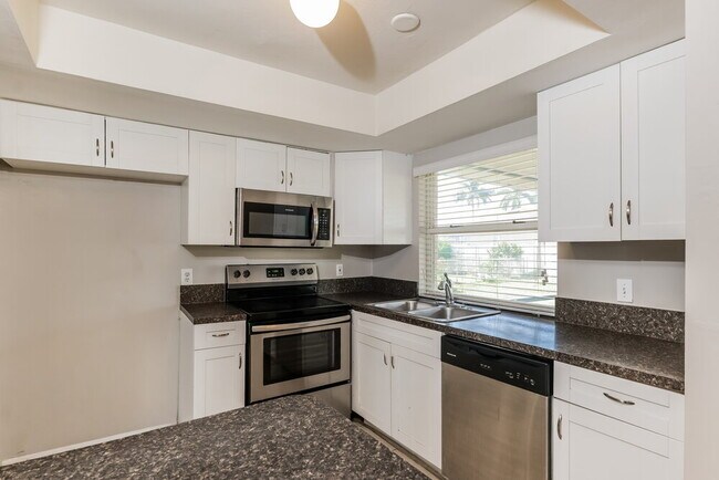 Building Photo - 4400 SW 6th Ave