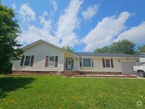 Building Photo - 3 Bed, 2 Bath with Screened in Porch