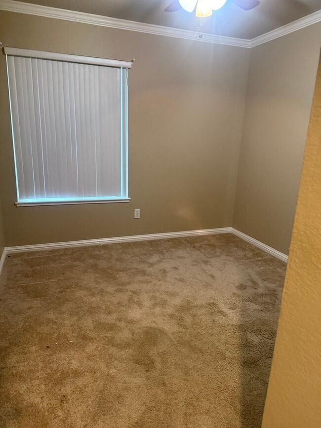 Building Photo - Lots of room