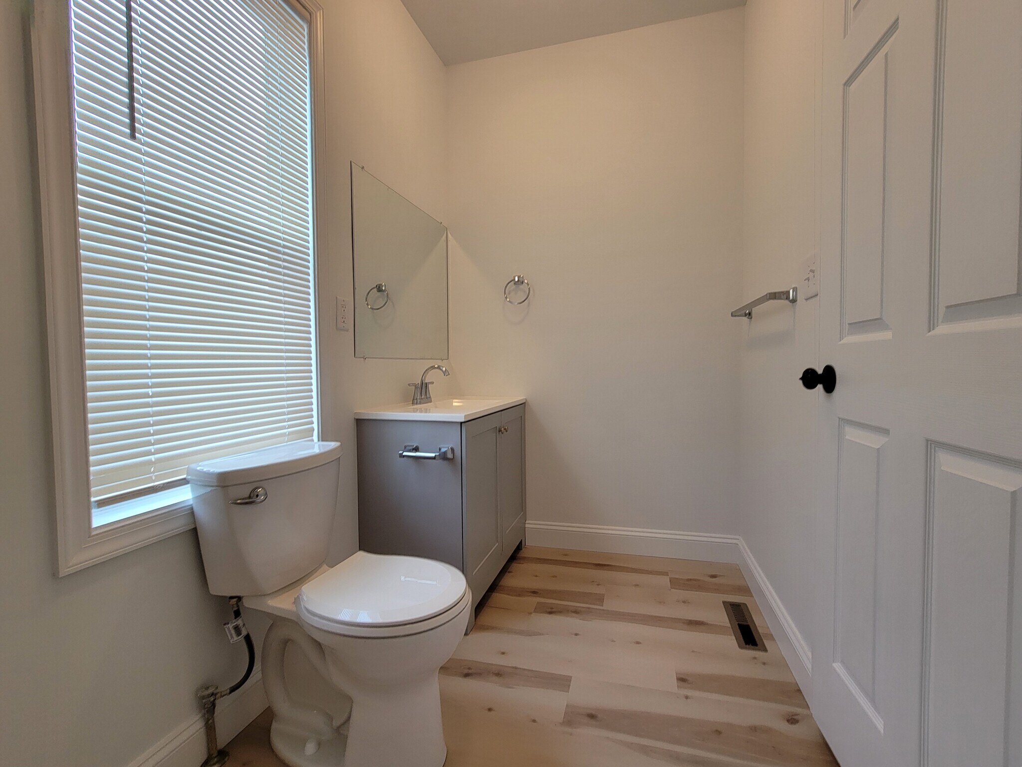 Building Photo - 113 E Chestnut St