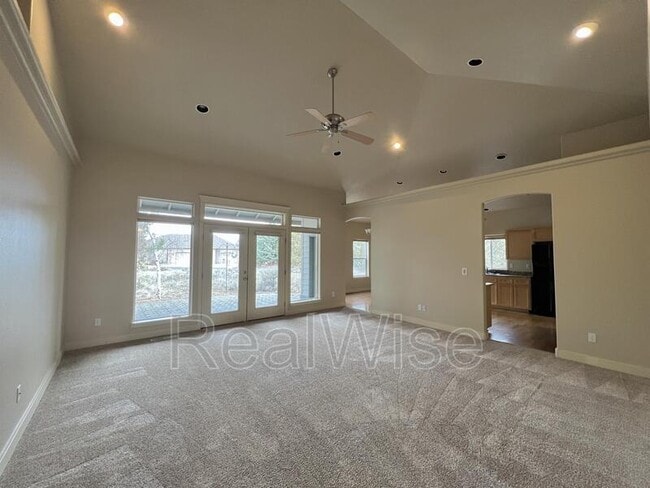 Building Photo - 835 Nutcracker Dr