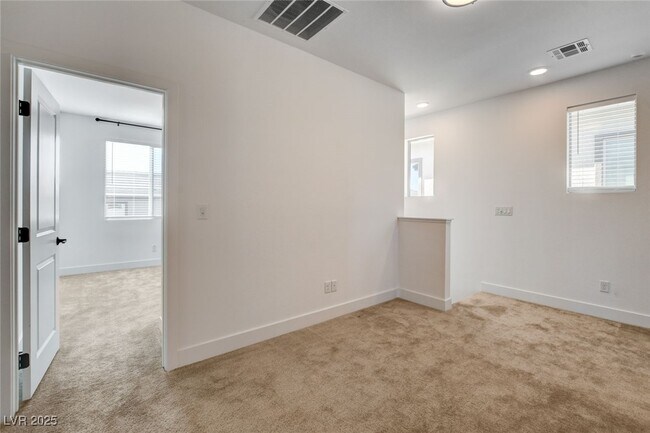 Building Photo - 1305 Azure Jay Ave