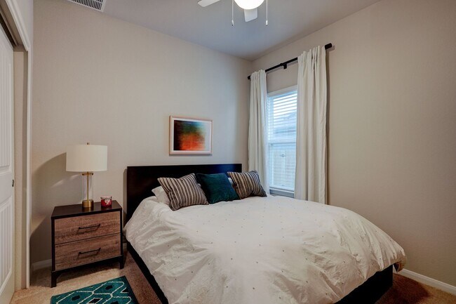 Building Photo - Warm & Spacious 3 Bed, 2 Bath Home with Fenced Backyard