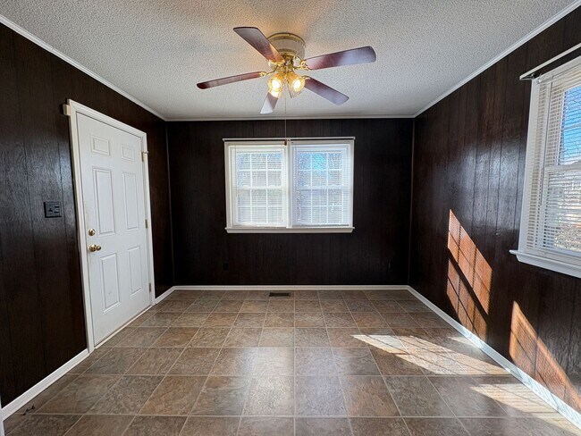 Building Photo - MOVE IN SPECIAL: 2 Bedroom, 1 Bathroom in Greensboro!