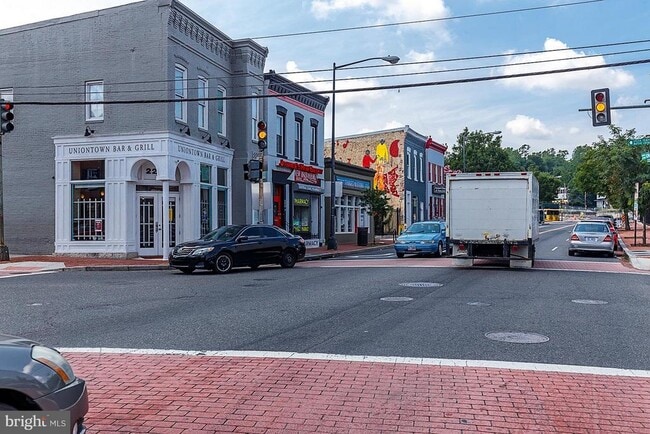 Building Photo - 2319 Chester St SE