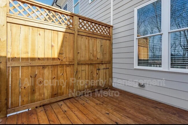 Building Photo - 105 Basil St