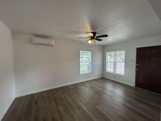 Building Photo - Charming 4 Bed, 3 Bath Home + Bonus 1 Bed/1 Bath Casita!