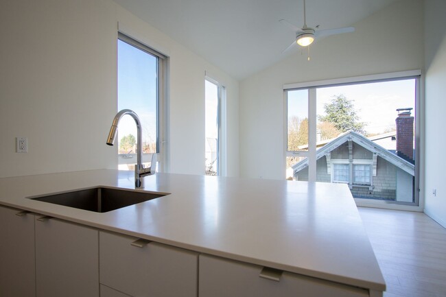 Building Photo - Chic Buckman Studio w/ Vaulted Ceilings, D...