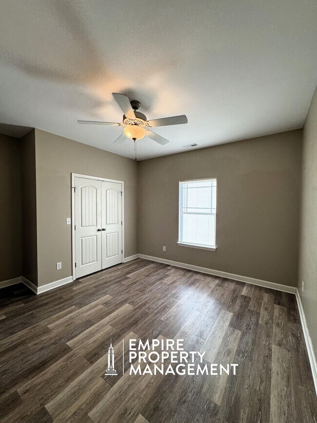 Building Photo - 216 Fern Bank Dr