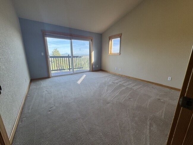 Building Photo - West Side location with amazing mountain views