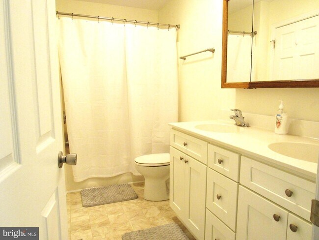 Building Photo - 35 Beekman Pl
