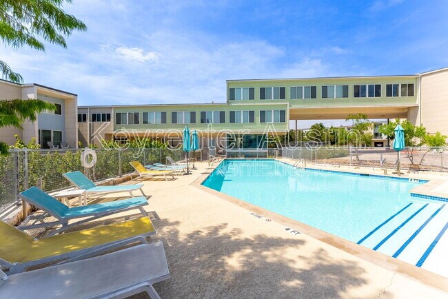 Building Photo - 604 N Bluff Dr
