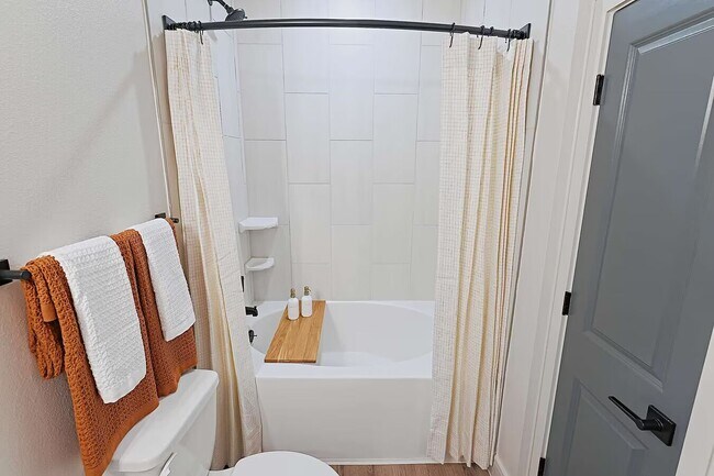 Building Photo - Stylish 2 Bed with Top Amenities!
