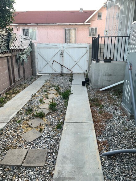 Building Photo - 909 W 1st St