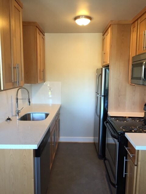 Building Photo - Remodel Hardwood Floors, Quartz, SS Appli,...
