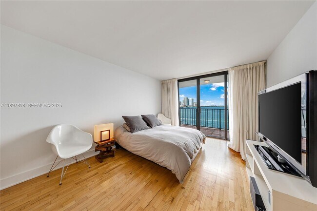 Building Photo - 801 N Venetian Dr