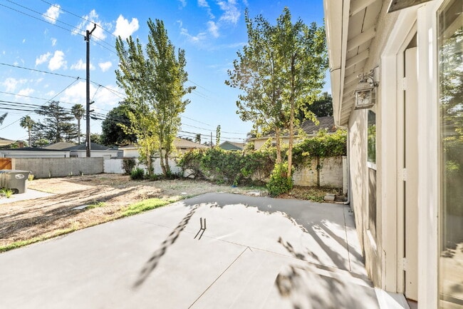 Building Photo - "Charming 2-Bedroom Retreat on Douglas Ave...