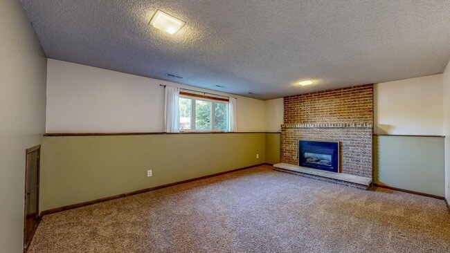 Building Photo - Spacious and Character-filled 5 BR 3 Bath ...