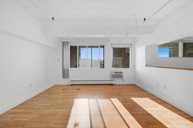 Building Photo - 15 E Park St