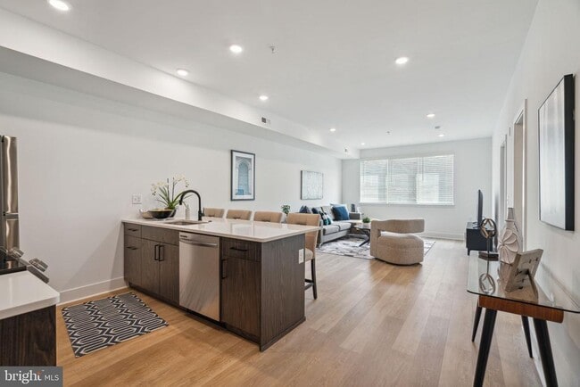 Building Photo - 1419 W Grange Ave