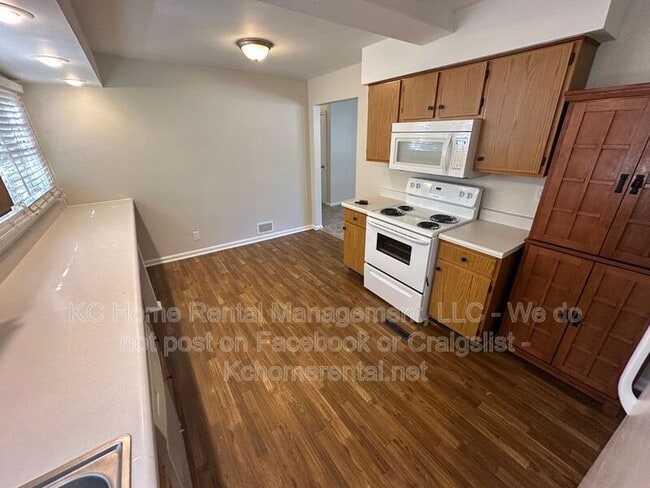 Building Photo - 6401 W 72nd Terrace