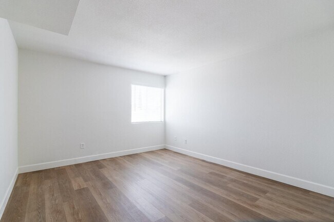 Building Photo - 5877 N Granite Reef Rd