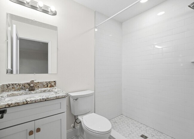 Building Photo - 5116 Shore Dr