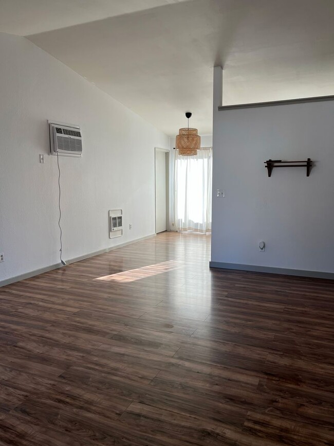 Building Photo - Now renting 2 bedroom Duplex