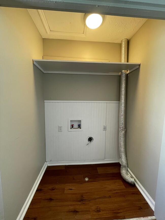 Building Photo - 2BR 1.5 BTH townhouse $1150 First Month's ...